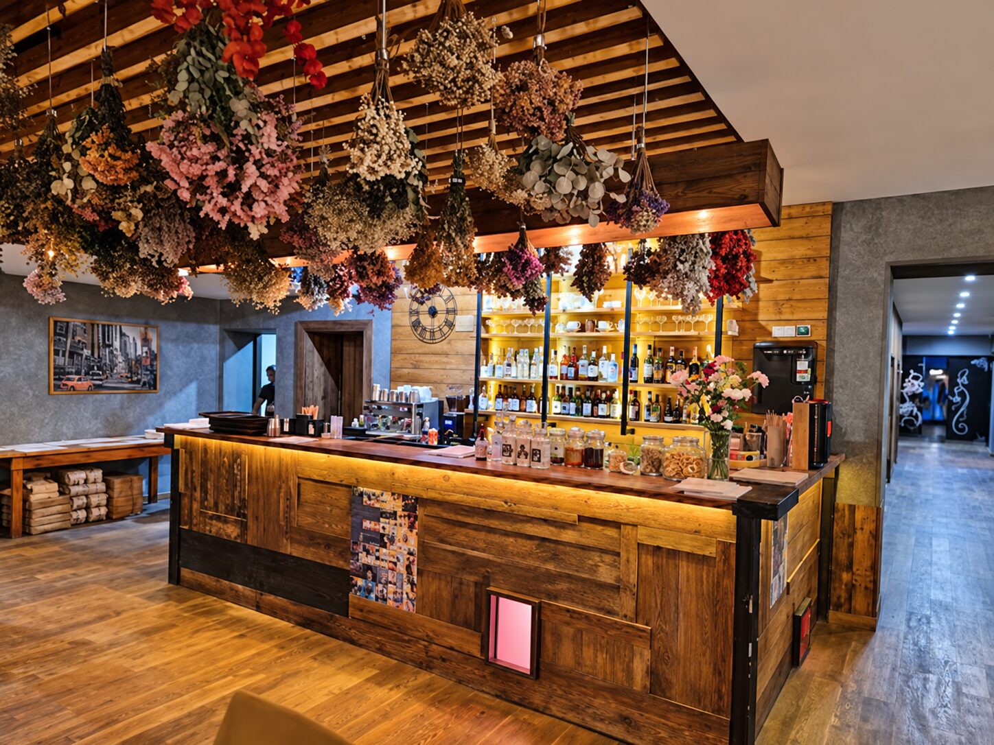 Drewniany bar i wnętrze restauracji