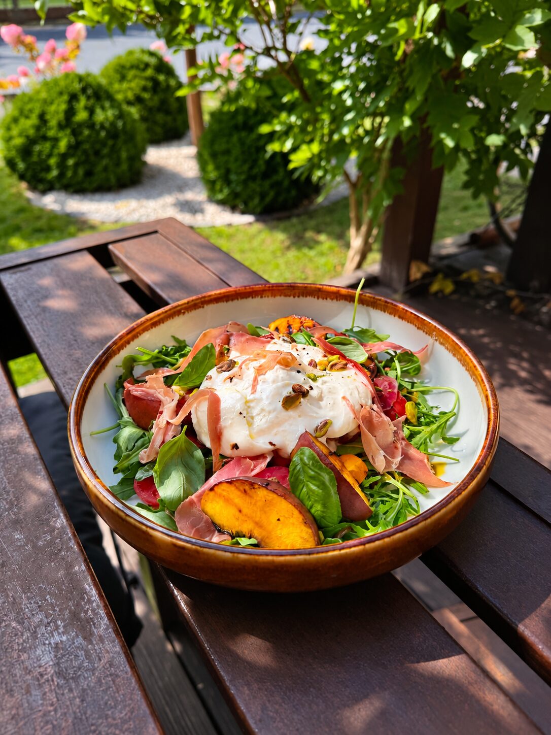 Burrata z warzywami podana w restauracji